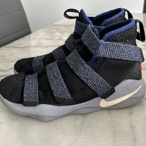 Nike Boys LeBron Soldier 11 918369-005 Size 7Y Black Basketball Shoes Sneakers